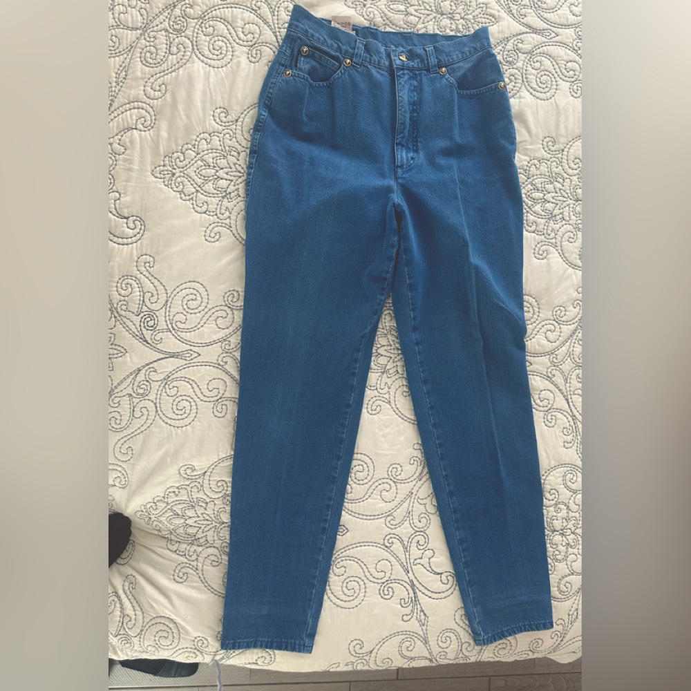 VINTAGE ESCADA JEANS. SIZE 10. 30” crotch to bottom hem